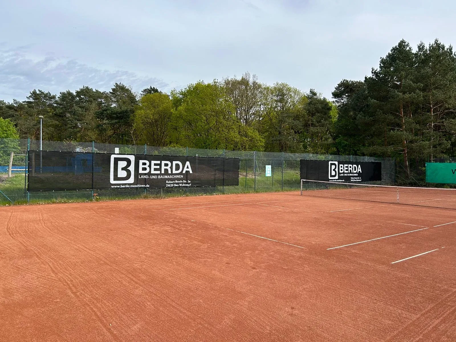 BERDA Bandenwerbung am Tennisplatz des TV Fischbek